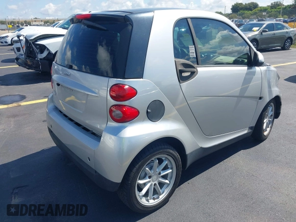 2009 Smart fortwo Pure z VIN WMEEJ31X49K210166, wystawiony jako IAAI lot #42251960 z przebiegiem 104 788 mil mil oraz . Historia ofert i sprzedaży dostępna na DreamBid. Obrazek 4.