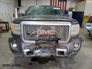 2015 GMC Sierra 2500HD Denali with VIN 1GT120E84FF514856, listed as a Copart auction lot 61423374 with 204,130 mi miles and Salvage Title. Bid and sale history available at carsss.com. Image 5.