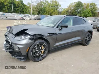 2024 Aston Martin DBX 707 z VIN SD7VUJBW5RTV11247, wystawiony jako Copart lot #71076824 z przebiegiem Nie podano mil oraz Szkody całkowita. Historia ofert i sprzedaży dostępna na DreamBid. Obrazek 1.