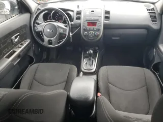2013 Kia Soul + z VIN KNDJT2A69D7550983, wystawiony jako Copart lot #57416965 z przebiegiem 112 304 mil mil oraz Szkoda całkowita • Salvage title. Historia ofert i sprzedaży dostępna na DreamBid. Obrazek 8.
