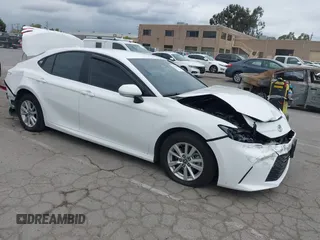 2025 Toyota Camry LE z VIN 4T1DBADK6SU002775, wystawiony jako IAAI lot #42125866 z przebiegiem 606 mil mil oraz . Historia ofert i sprzedaży dostępna na DreamBid. Obrazek 1.