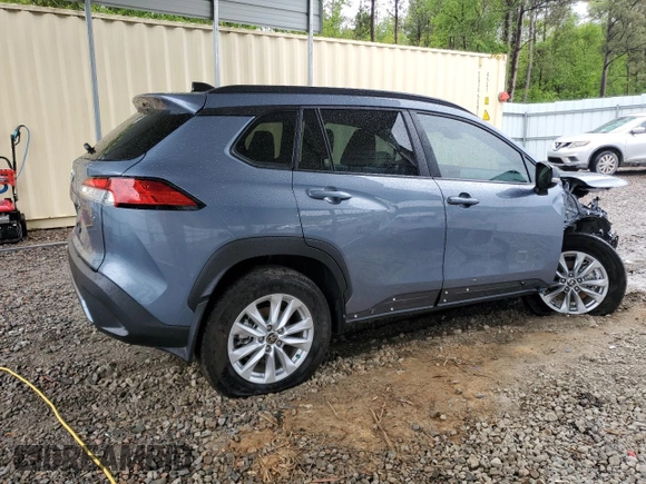 2025 Toyota Corolla Cross LE z VIN 7MUCAAAG6SV124727, wystawiony jako Copart lot #52089315 z przebiegiem 3 565 mil mil oraz Szkoda całkowita • Salvage title. Historia ofert i sprzedaży dostępna na DreamBid. Obrazek 3.