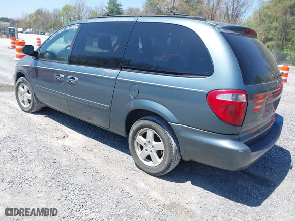 2005 Dodge Caravan SXT with VIN 2D4GP44L95R324232, listed as a IAAI auction lot 42056320 with 200,459 mi miles. Bid and sale history available at carsss.com. Image 3.