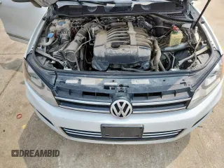 2013 Volkswagen Touareg Exec z VIN WVGEF9BP3DD012463, wystawiony jako Copart lot #57499915 z przebiegiem 104 981 mil mil oraz Szkody całkowita. Historia ofert i sprzedaży dostępna na DreamBid. Obrazek 12.