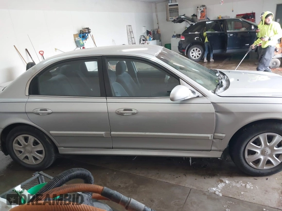 2002 Hyundai Sonata with VIN KMHWF25S42A574561, listed as a IAAI auction lot 41613838 with 141,808 mi miles. Bid and sale history available at carsss.com. Image 14.