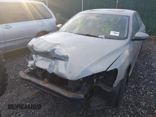 2012 Volkswagen Passat SE z VIN 1VWBP7A3XCC085614, wystawiony jako IAAI lot #41333288 z przebiegiem Nie podano mil oraz . Historia ofert i sprzedaży dostępna na DreamBid. Obrazek 6.