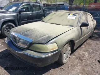 2004 Lincoln Town Car Ultimate z VIN 1LNHM83W34Y680212, wystawiony jako IAAI lot #42038987 z przebiegiem 108 450 mil mil oraz . Historia ofert i sprzedaży dostępna na DreamBid. Obrazek 2.