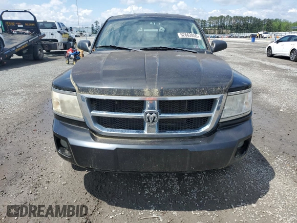 2008 Dodge Dakota SLT z VIN 1D7HW48NX8S626721, wystawiony jako Copart lot #52862855 z przebiegiem 159 605 mil mil oraz Czysty tytuł • Clean title. Historia ofert i sprzedaży dostępna na DreamBid. Obrazek 5.