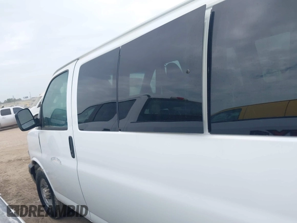 2017 Chevrolet Express Passenger LT z VIN 1GAZGPFG6H1203750, wystawiony jako IAAI lot #42782626 z przebiegiem 193 843 mil mil oraz . Historia ofert i sprzedaży dostępna na DreamBid. Obrazek 14.