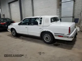 1991 Chrysler New Yorker z VIN 1C3XY66R1MD290977, wystawiony jako Copart lot #83359124 z przebiegiem 98 611 mil mil oraz Szkody całkowita. Historia ofert i sprzedaży dostępna na DreamBid. Obrazek 2.