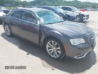 2019 Chrysler 300 Touring z VIN 2C3CCAAG8KH663924, wystawiony jako IAAI lot #42264610 z przebiegiem 118 736 mil mil oraz . Historia ofert i sprzedaży dostępna na DreamBid. Obrazek 1.
