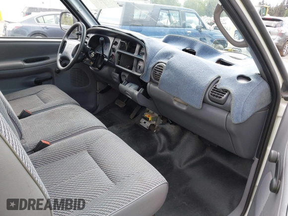 1998 Dodge 2500 z VIN 3B7KC26Z1WM267154, wystawiony jako IAAI lot #42206886 z przebiegiem 120 336 mil mil oraz . Historia ofert i sprzedaży dostępna na DreamBid. Obrazek 5.