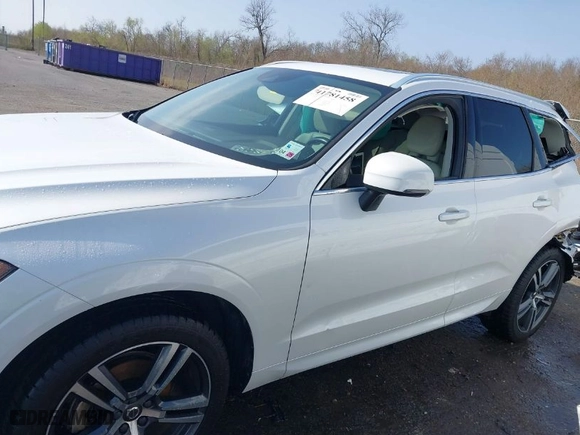2019 Volvo XC60 Momentum with VIN LYV102DK0KB219297, listed as a IAAI auction lot 41781458 with 80,524 mi miles. Bid and sale history available at carsss.com. Image 14.