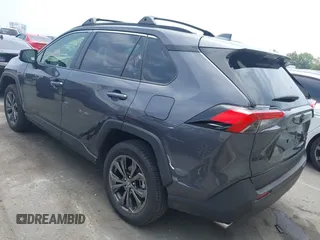 2024 Toyota RAV4 Hybrid XLE Premium z VIN JTMB6RFV5RJ059437, wystawiony jako IAAI lot #42485203 z przebiegiem 4 200 mil mil oraz . Historia ofert i sprzedaży dostępna na DreamBid. Obrazek 3.