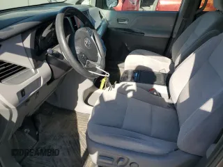 2016 Toyota Sienna LE AAS с VIN 5TDKK3DC8GS755476, выставлен на аукционе Copart как лот 56951595 с пробегом 228 678 миль миль и Списание • Salvage title. История ставок и продаж доступна на DreamBid. Изображение 7.