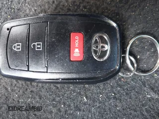 2022 Toyota Corolla Cross LE z VIN 7MUCAAAG8NV037030, wystawiony jako IAAI lot #42014483 z przebiegiem 39 146 mil mil oraz . Historia ofert i sprzedaży dostępna na DreamBid. Obrazek 11.