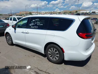 2024 Chrysler Pacifica Hybrid Select with VIN 2C4RC1S74RR153420, listed as a IAAI auction lot 42368593 with 19,829 mi miles and . Bid and sale history available at DreamBid. Image 14.