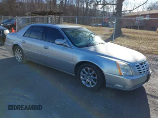 2008 Cadillac DTS 1SD z VIN 1G6KD57Y98U131571, wystawiony jako IAAI lot #41481222 z przebiegiem 98 794 mil mil oraz . Historia ofert i sprzedaży dostępna na DreamBid. Obrazek 1.