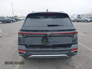2025 Volkswagen Taos z VIN 3VVSC7B22SM011056, wystawiony jako IAAI lot #41889662 z przebiegiem 75 mil mil oraz . Historia ofert i sprzedaży dostępna na DreamBid. Obrazek 17.