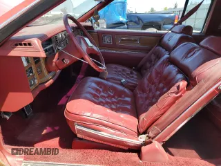 1981 Cadillac Eldorado z VIN 1G6AL5799BE630301, wystawiony jako Copart lot #55995155 z przebiegiem 49 072 mil mil oraz Tytuł czysty. Historia ofert i sprzedaży dostępna na DreamBid. Obrazek 7.