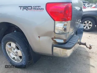 2008 Toyota Tundra z VIN 5TBBV54168S523406, wystawiony jako IAAI lot #42445574 z przebiegiem 117 947 mil mil oraz . Historia ofert i sprzedaży dostępna na DreamBid. Obrazek 6.