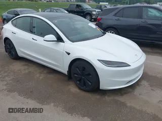 2025 Tesla Model 3 Long Range z VIN 5YJ3E1EB5SF893625, wystawiony jako IAAI lot #42476724 z przebiegiem 4 445 mil mil oraz . Historia ofert i sprzedaży dostępna na DreamBid. Obrazek 1.