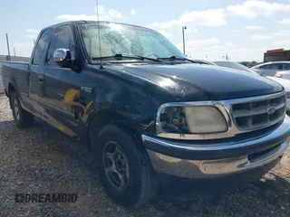 1997 Ford F-150 XL z VIN 1FTEX17L8VNB96786, wystawiony jako IAAI lot #42284370 z przebiegiem 163 227 mil mil oraz . Historia ofert i sprzedaży dostępna na DreamBid. Obrazek 1.