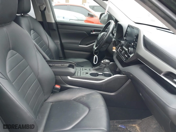 2020 Toyota Highlander XLE with VIN 5TDHZRBH7LS025107, listed as a IAAI auction lot 41236242 with 68,646 mi miles. Bid and sale history available at carsss.com. Image 5.