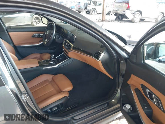 2021 BMW 3 Series 330i xDrive z VIN 3MW5R7J03M8B87133, wystawiony jako IAAI lot #42005842 z przebiegiem 28 668 mil mil oraz . Historia ofert i sprzedaży dostępna na DreamBid. Obrazek 5.