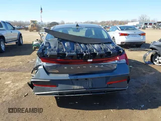 2024 Hyundai Elantra SEL z VIN KMHLM4DG4RU805694, wystawiony jako IAAI lot #41893956 z przebiegiem 4 856 mil mil oraz . Historia ofert i sprzedaży dostępna na DreamBid. Obrazek 16.