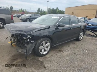 2013 Volkswagen Passat SE z VIN 1VWBH7A37DC110614, wystawiony jako Copart lot #55903665 z przebiegiem 121 117 mil mil oraz Szkoda całkowita • Salvage title. Historia ofert i sprzedaży dostępna na DreamBid. Obrazek 1.