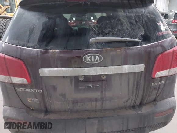 2013 Kia Sorento EX z VIN 5XYKUDA29DG313777, wystawiony jako IAAI lot #41574912 z przebiegiem 120 003 mil mil oraz . Historia ofert i sprzedaży dostępna na DreamBid. Obrazek 16.