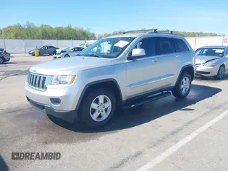 2011 Jeep Grand Cherokee Laredo z VIN 1J4RR4GGXBC571823, wystawiony jako IAAI lot #42093768 z przebiegiem 153 978 mil mil oraz . Historia ofert i sprzedaży dostępna na DreamBid. Obrazek 2.