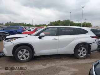 2024 Toyota Highlander LE z VIN 5TDKDRBH6RS536028, wystawiony jako IAAI lot #42186638 z przebiegiem 36 205 mil mil oraz . Historia ofert i sprzedaży dostępna na DreamBid. Obrazek 14.
