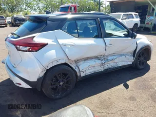 2021 Nissan Kicks SR z VIN 3N1CP5DV2ML563428, wystawiony jako IAAI lot #41658351 z przebiegiem 16 354 mil mil oraz . Historia ofert i sprzedaży dostępna na DreamBid. Obrazek 4.
