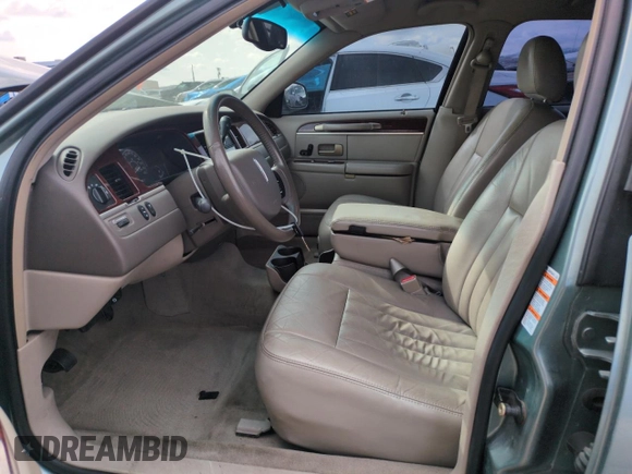 2005 Lincoln Town Car Signature z VIN 1LNHM81W75Y608000, wystawiony jako Copart lot #51570675 z przebiegiem 107 860 mil mil oraz Szkoda całkowita • Salvage title. Historia ofert i sprzedaży dostępna na DreamBid. Obrazek 7.