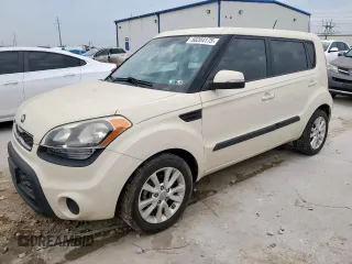 2013 Kia Soul + z VIN KNDJT2A64D7541592, wystawiony jako Copart lot #58204175 z przebiegiem 156 561 mil mil oraz Szkoda całkowita • Salvage title. Historia ofert i sprzedaży dostępna na DreamBid. Obrazek 1.