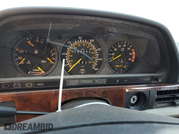 1984 Mercedes-Benz 500 z VIN WDBCA37B9EA072690, wystawiony jako Copart lot #76341244 z przebiegiem Nie podano mil oraz Szkoda całkowita • Salvage title. Historia ofert i sprzedaży dostępna na DreamBid. Obrazek 9.
