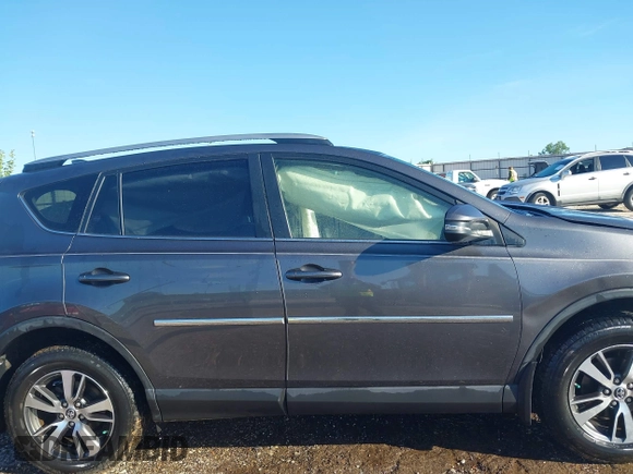 2018 Toyota RAV4 XLE z VIN JTMWFREV1JJ197662, wystawiony jako IAAI lot #42167382 z przebiegiem 64 826 mil mil oraz . Historia ofert i sprzedaży dostępna na DreamBid. Obrazek 13.