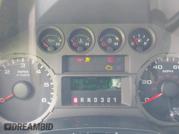 2008 Ford F-250 z VIN 1FDNF20588EA26822, wystawiony jako IAAI lot #42096970 z przebiegiem 301 665 mil mil oraz . Historia ofert i sprzedaży dostępna na DreamBid. Obrazek 7.