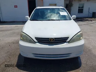 2002 Toyota Camry XLE z VIN 4T1BF32K42U035090, wystawiony jako IAAI lot #42250135 z przebiegiem 176 364 mil mil oraz . Historia ofert i sprzedaży dostępna na DreamBid. Obrazek 6.