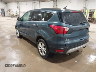 2019 Ford Escape SE z VIN 1FMCU9GD2KUA31904, wystawiony jako IAAI lot #41843341 z przebiegiem 125 605 mil mil oraz . Historia ofert i sprzedaży dostępna na DreamBid. Obrazek 3.