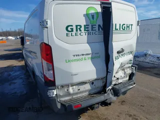 2017 Ford Transit с VIN 1FTYE1YM1HKA37236, выставлен на аукционе IAAI как лот 41353640 с пробегом Не указан миль и . История ставок и продаж доступна на DreamBid. Изображение 18.