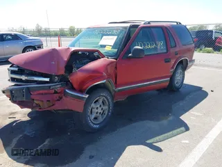 1996 Chevrolet Blazer z VIN 1GNDT13W7T2254321, wystawiony jako IAAI lot #42222288 z przebiegiem Nie podano mil oraz . Historia ofert i sprzedaży dostępna na DreamBid. Obrazek 2.