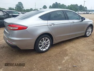 2020 Ford Fusion SE z VIN 3FA6P0LU4LR148070, wystawiony jako IAAI lot #42262446 z przebiegiem 69 057 mil mil oraz . Historia ofert i sprzedaży dostępna na DreamBid. Obrazek 4.