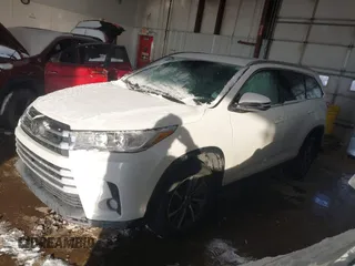 2019 Toyota Highlander SE z VIN 5TDJZRFH5KS572144, wystawiony jako IAAI lot #41335858 z przebiegiem 22 692 mil mil oraz . Historia ofert i sprzedaży dostępna na DreamBid. Obrazek 17.