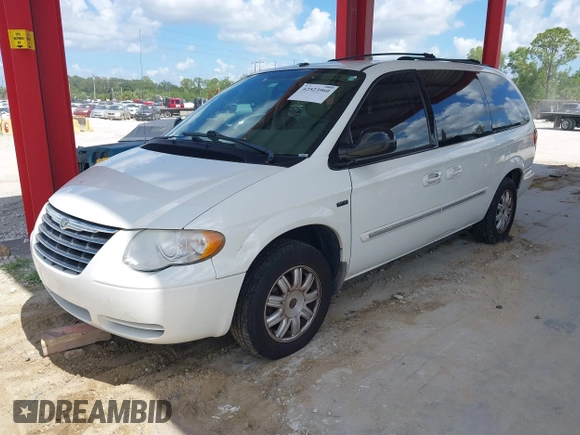 2007 Chrysler Town & Country Touring z VIN 2A4GP54L47R274792, wystawiony jako IAAI lot #42523960 z przebiegiem 69 081 mil mil oraz . Historia ofert i sprzedaży dostępna na DreamBid. Obrazek 2.