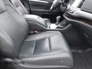 2019 Toyota Highlander SE z VIN 5TDJZRFH8KS727883, wystawiony jako IAAI lot #41882956 z przebiegiem 56 043 mil mil oraz . Historia ofert i sprzedaży dostępna na DreamBid. Obrazek 5.
