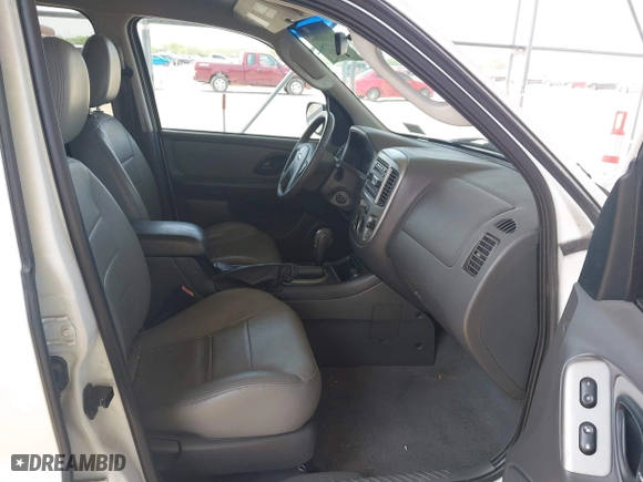 2005 Ford Escape XLT with VIN 1FMYU93155KA43398, listed as a IAAI auction lot 41930802 with 115,755 mi miles. Bid and sale history available at carsss.com. Image 5.