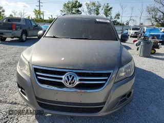 2011 Volkswagen Tiguan S z VIN WVGAV7AX7BW525689, wystawiony jako Copart lot #52762065 z przebiegiem 195 109 mil mil oraz Czysty tytuł • Clean title. Historia ofert i sprzedaży dostępna na DreamBid. Obrazek 5.